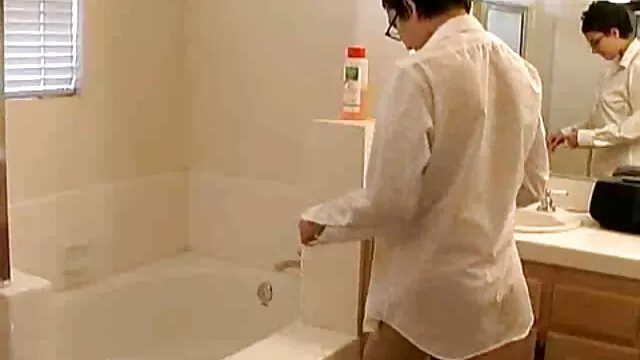 Dos chicos persuadieron a una hermosa chica para tener sexo trío caliente en su señoras mexicanas culonas casa