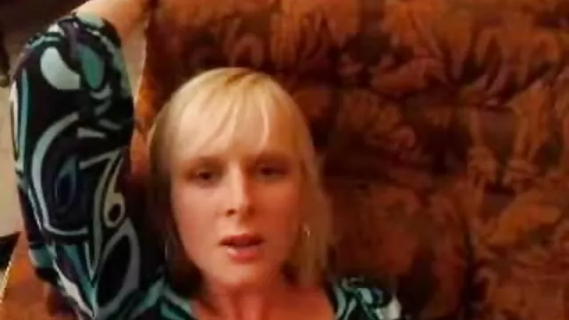 Una madre madura con formas curvilíneas le enseñó a su hija señoras mexicanas cojiendo cómo hacer una mamada y manejar un pene