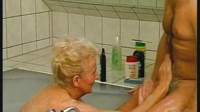 Dueña señoras mexicanas cojiendo rico de casa de campo castiga a criada madura con medias negras
