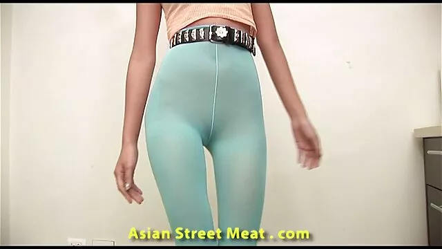 Chico con strapon lame a videos xxx de señoras mexicanas una mujer entre sus piernas y le chupa la polla