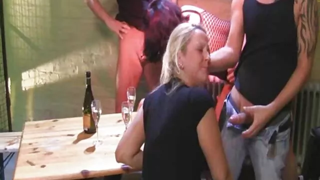 Una profesora mayor se folla a un joven alumno en el suelo y se corre en su videos de señoras mexicanas xxx boca