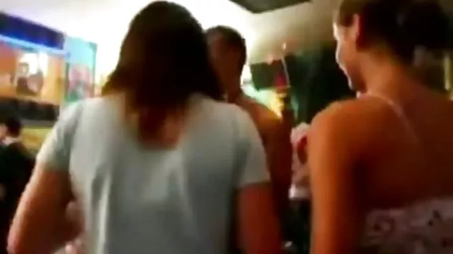 Porno familiar con una milf pelirroja cogiendo con señoras mexicanas y su marido que follan en la cama