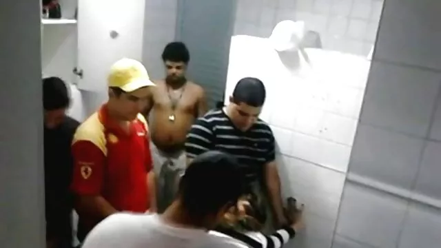 Morena en medias le dio señoras mexicanas masturbandose una mamada a su marido y fue follada al estilo perrito
