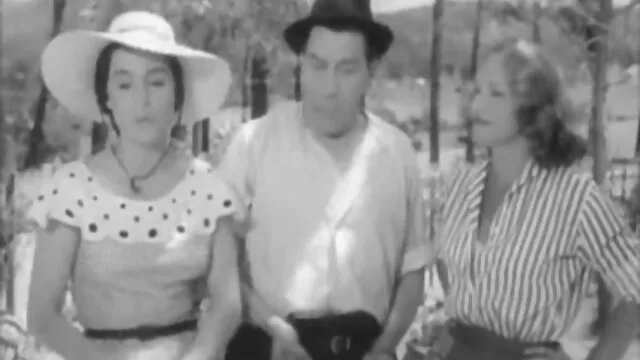 Lesbianas maduras y jóvenes lamen coños tiernos en la cocina sin siquiera desvestirse cogiendo con señoras mexicanas