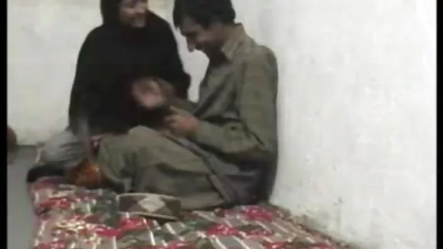 En un sofá de cuero raído, un tipo señoras mexicanas masturbandose golpea a una morena rusa por cien dólares