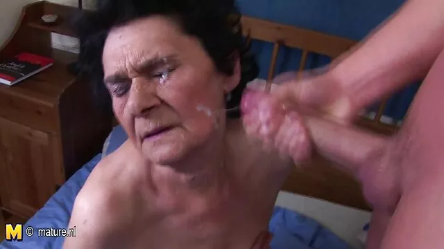 De forma rápida, un chico con una gran polla se folla a señoras mexicanas calientes xxx una morena de exuberantes nalgas