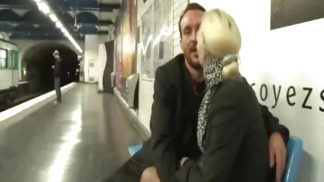 Rubia sexy de señoras mexicanas culonas culo redondo en el suelo salta sobre una polla de goma