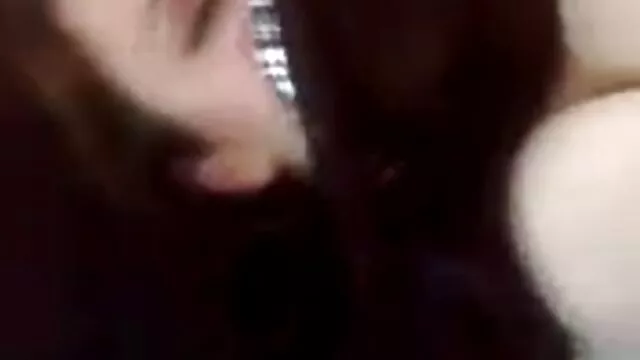 Abrió una morena relajada en un coño peludo sobre un sofá de cuero cogiendo con señoras mexicanas